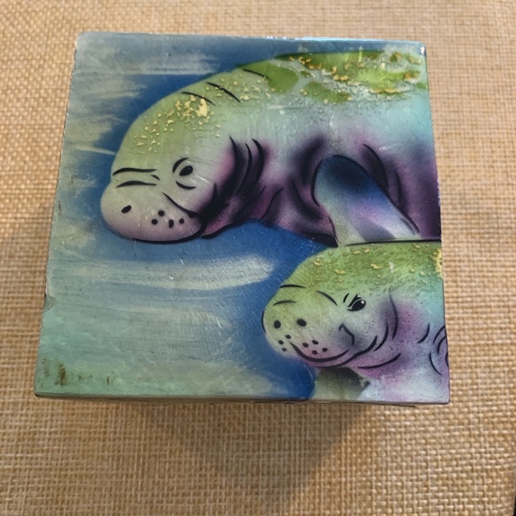 Kuala Crafts Capuzzo shell manatee trinket box - Picture 8 of 8